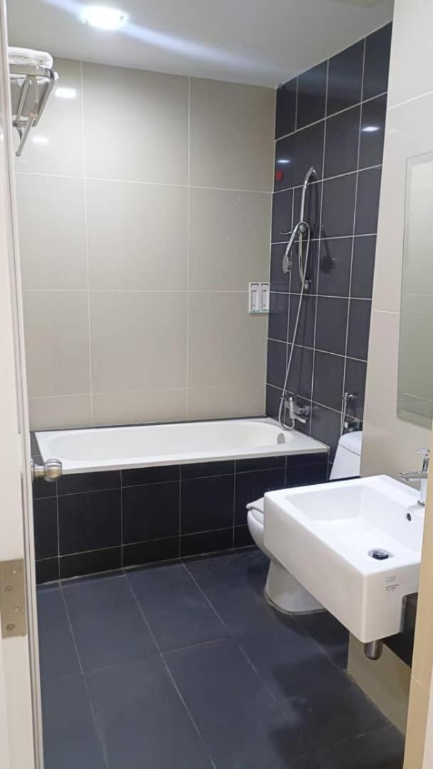 Capital O 89685 Atta Hotel Bukit Mertajam Bagian luar foto